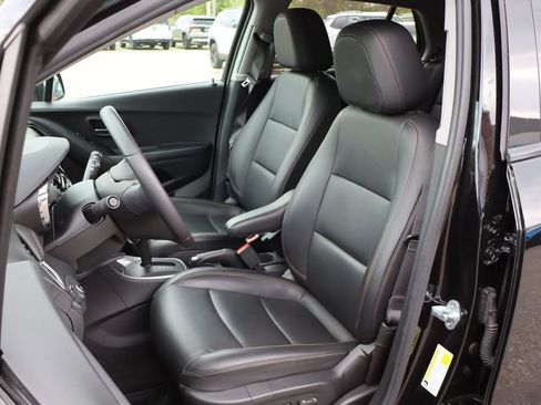 Used 2022 Chevrolet Trax LT w/ Premium Seat Package AWD/4WD image 10
