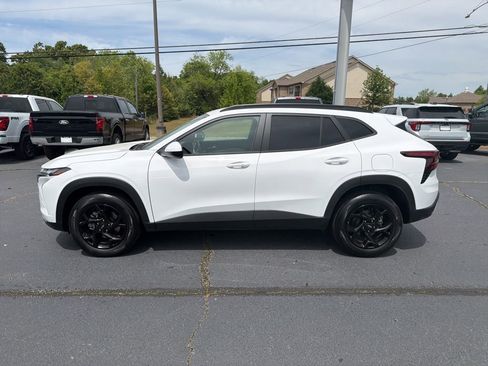 Used 2025 Chevrolet Trax LT w/ Driver Confidence Package FWD image 22