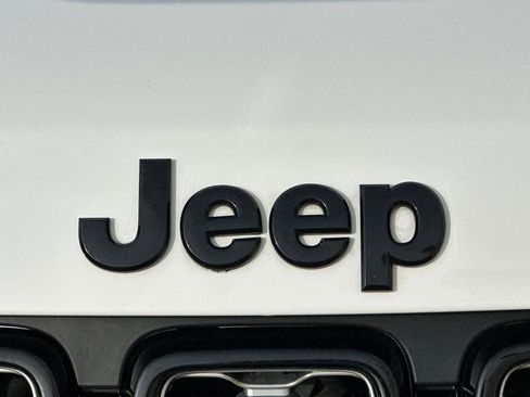 Used 2022 Jeep Grand Cherokee Laredo X image 38