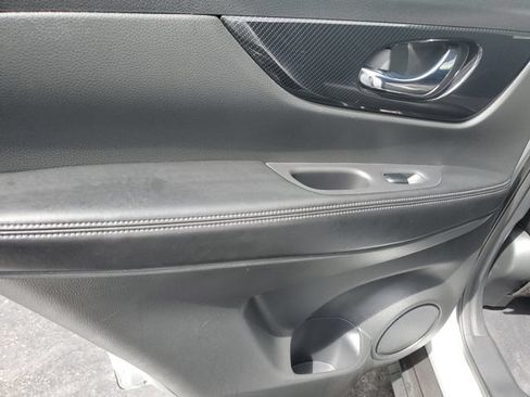 Used 2019 Nissan Rogue SL AWD/4WD image 16