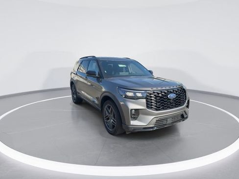 Used 2025 Ford Explorer ST-Line w/ ST-Line Street Pack AWD/4WD image 2