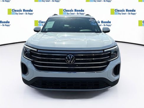 Used 2025 Volkswagen Atlas SE FWD image 2