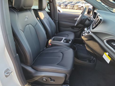 New 2026 Chrysler Pacifica Select FWD image 17