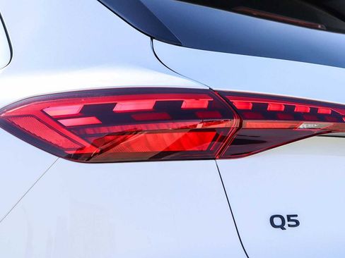 Used 2025 Audi Q5 Premium w/ Convenience Package image 12