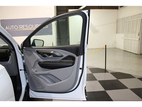 Used 2023 GMC Terrain SLT image 23