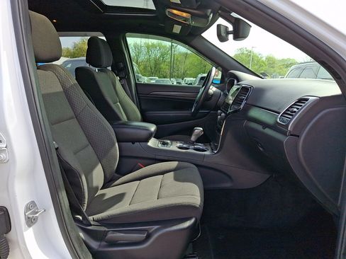 Used 2019 Jeep Grand Cherokee Laredo image 12