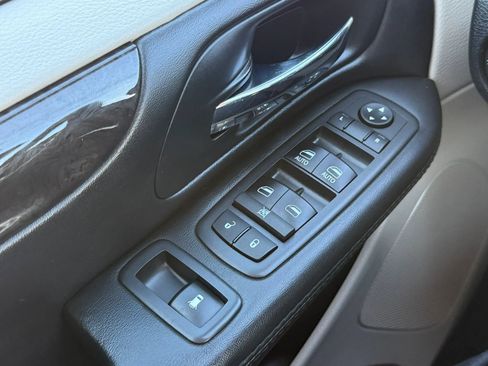 Used 2018 Dodge Grand Caravan SE w/ UConnect Hands-Free Group image 36