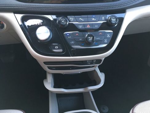 Used 2017 Chrysler Pacifica Limited FWD image 17