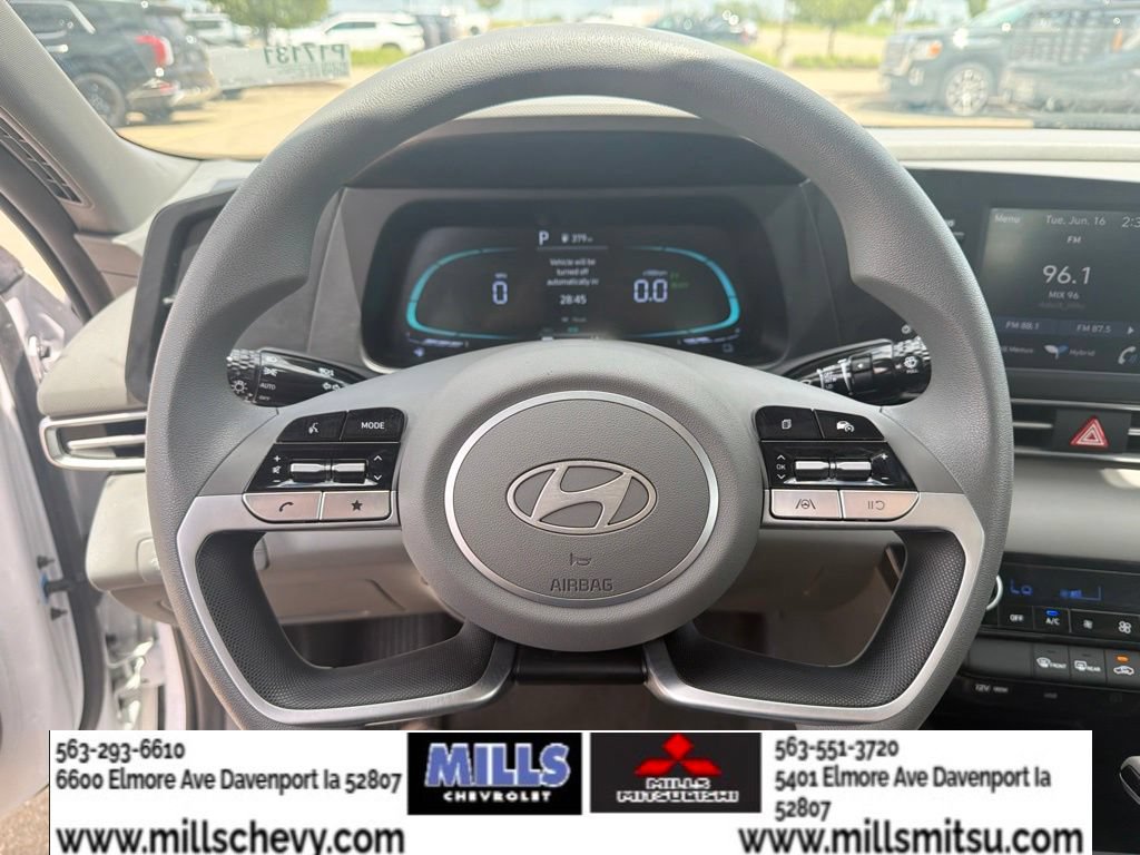 Used 2025 Hyundai Elantra Hybrid FWD image 13