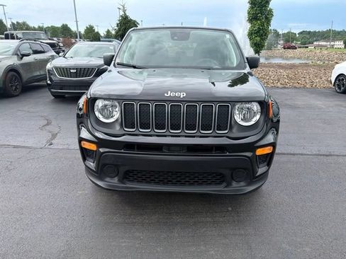 Used 2023 Jeep Renegade Latitude AWD/4WD image 2