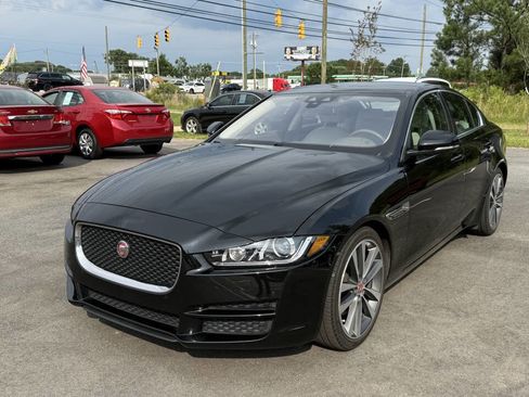 Used 2018 Jaguar XE Prestige RWD image 3
