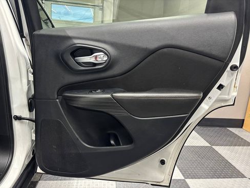 Used 2016 Jeep Cherokee Sport FWD image 20