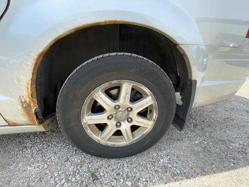 Used 2008 Chrysler Town & Country Touring image 14