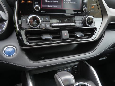 Used 2022 Toyota Highlander XLE AWD/4WD image 24