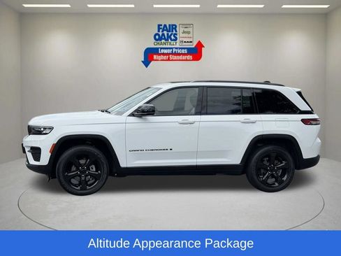 Used 2023 Jeep Grand Cherokee Altitude AWD/4WD image 11