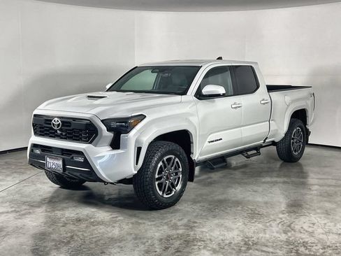 Used 2025 Toyota Tacoma TRD Sport AWD/4WD image 4