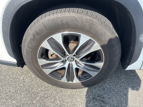 Used 2022 Toyota Highlander XLE image 11