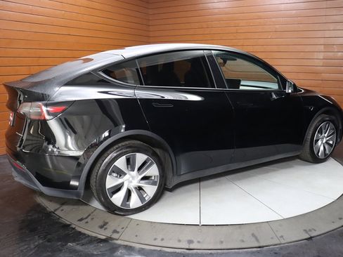 Used 2024 Tesla Model Y Long Range AWD/4WD image 17