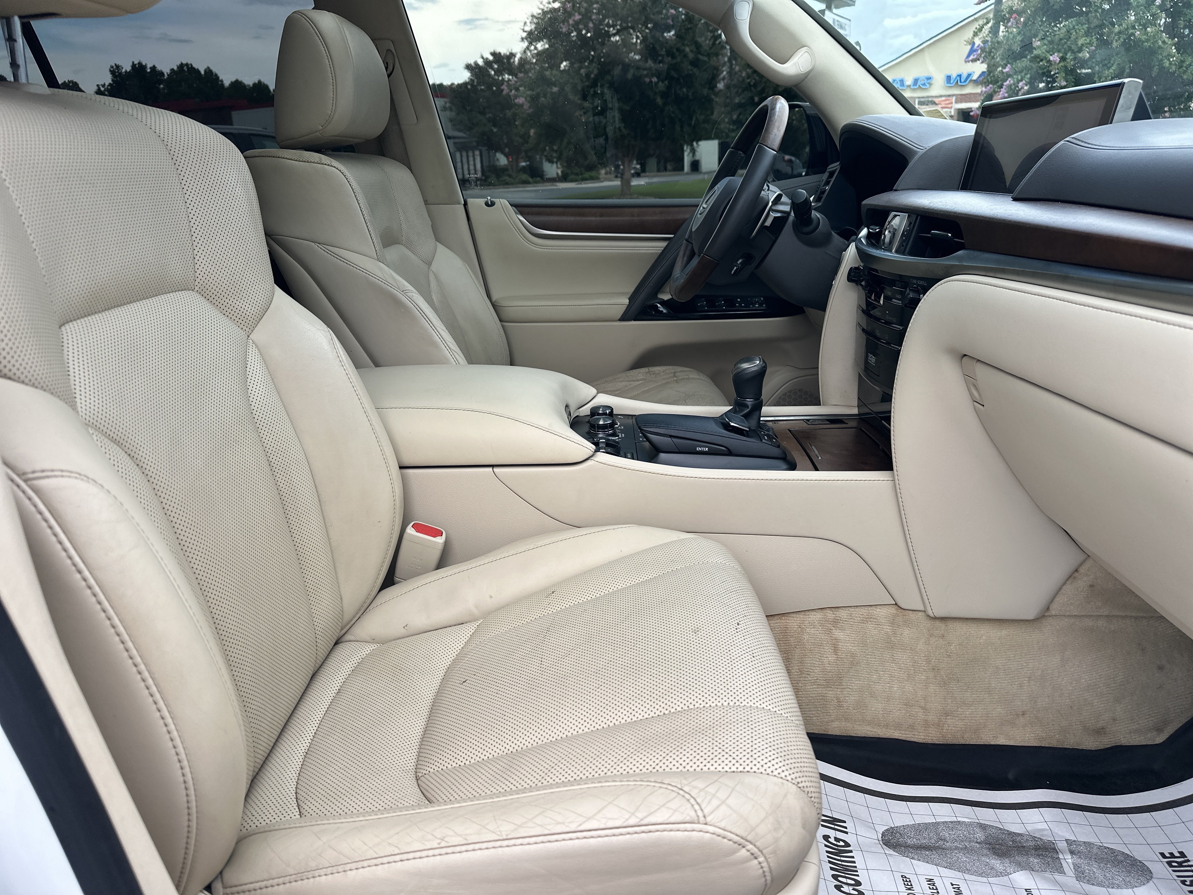 Used 2018 Lexus LX 570 4WD w/ Luxury Package image 14