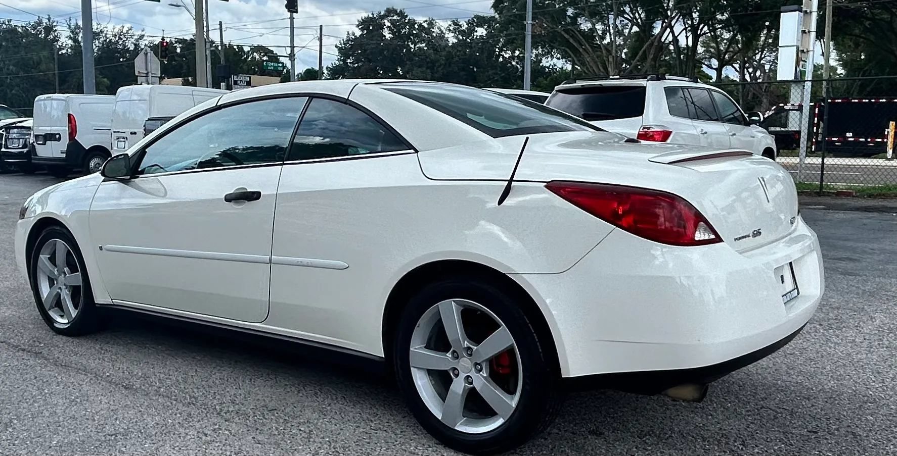 Used 2007 Pontiac G6 GT w/ Premium Package FWD image 2