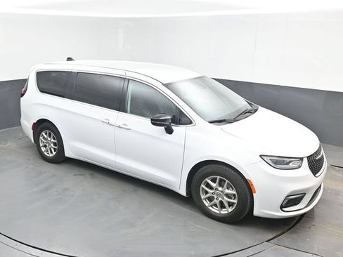 Used 2024 Chrysler Pacifica Touring-L FWD image 1