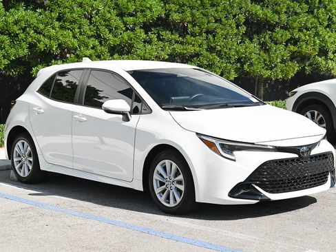 Used 2023 Toyota Corolla SE FWD image 3