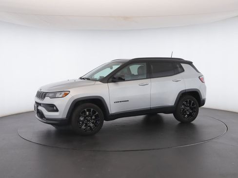 Used 2024 Jeep Compass Latitude w/ Sun and Sound Group image 43