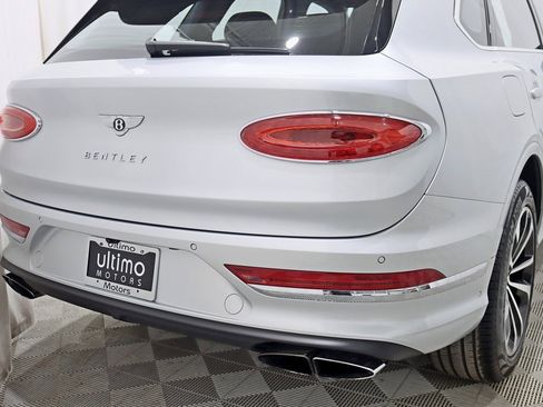 Used 2022 Bentley Bentayga V8 image 14