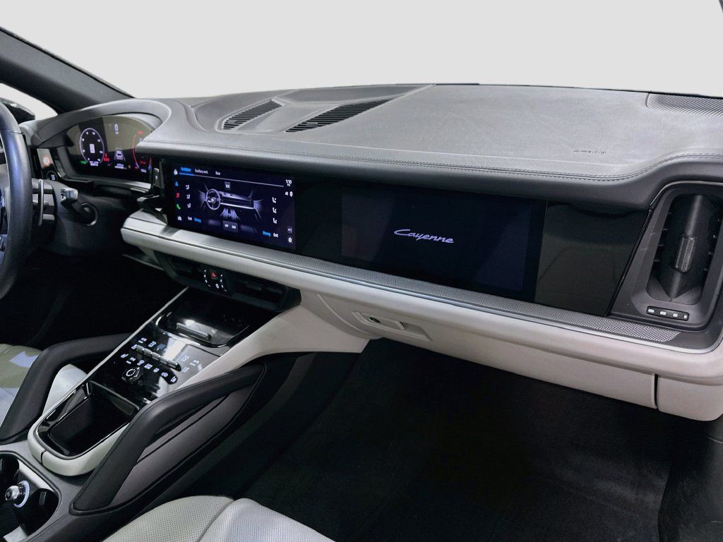 Certified 2024 Porsche Cayenne AWD/4WD image 30