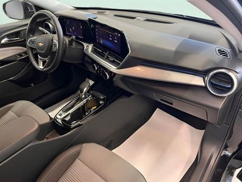 Used 2025 Chevrolet Trax LT w/ LT Convenience Package image 13