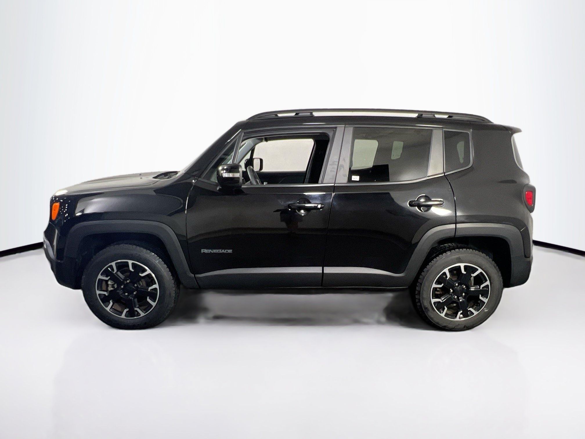 Used 2023 Jeep Renegade Latitude w/ Sun/Sound Group AWD/4WD image 8