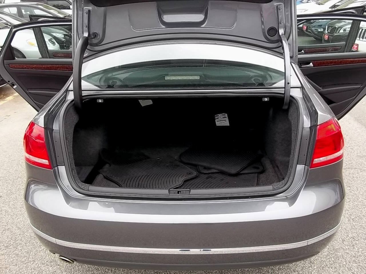 Used 2012 Volkswagen Passat 2.5 SEL FWD image 29