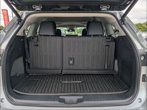 Used 2022 Toyota Highlander XLE FWD image 29