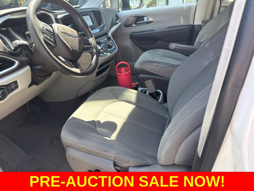 Used 2017 Chrysler Pacifica Touring FWD image 3