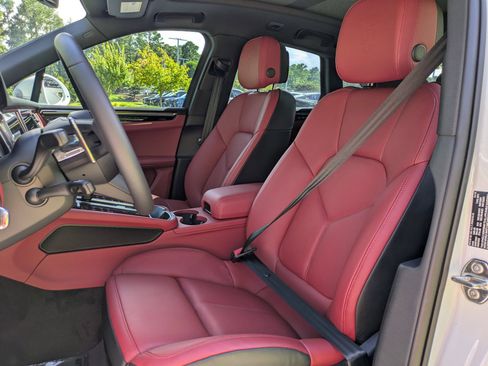 Certified 2025 Porsche Macan S AWD/4WD image 5