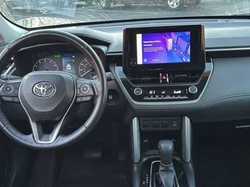 Used 2024 Toyota Corolla Cross LE image 12