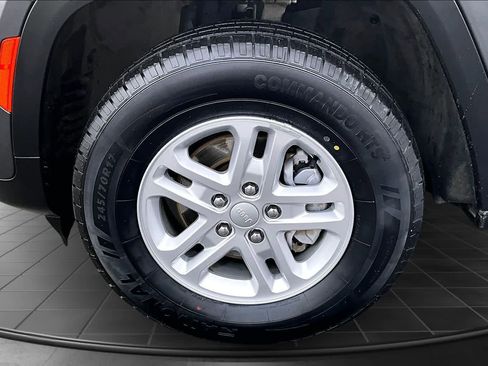 Used 2023 Jeep Grand Cherokee Laredo image 8