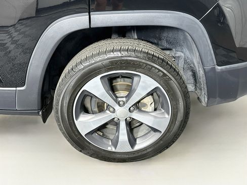 Used 2019 Jeep Cherokee Limited w/ Technology Group FWD image 11