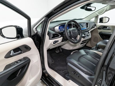 Used 2024 Chrysler Pacifica Touring-L image 12