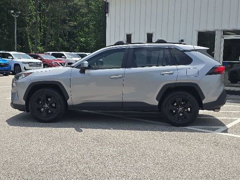 Used 2019 Toyota RAV4 XLE w/ Convenience Package FWD image 2