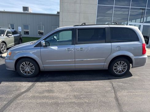 Used 2014 Chrysler Town & Country Touring-L w/ Driver Convenience Group FWD image 7