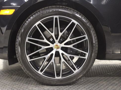 Certified 2025 Porsche Macan AWD/4WD image 15