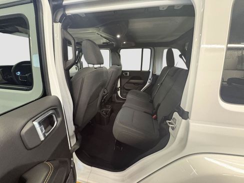 Used 2025 Jeep Wrangler Unlimited Sahara AWD/4WD image 22