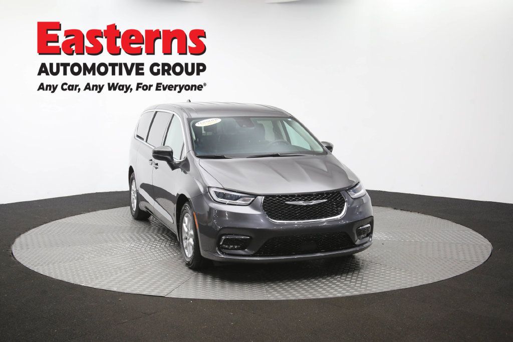 Used 2023 Chrysler Pacifica Touring-L FWD image 54