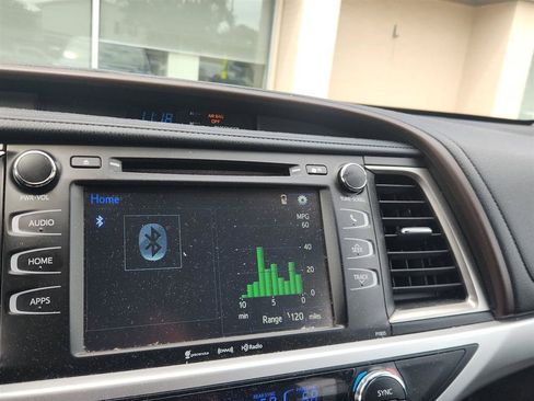 Used 2019 Toyota Highlander Plus AWD/4WD image 18