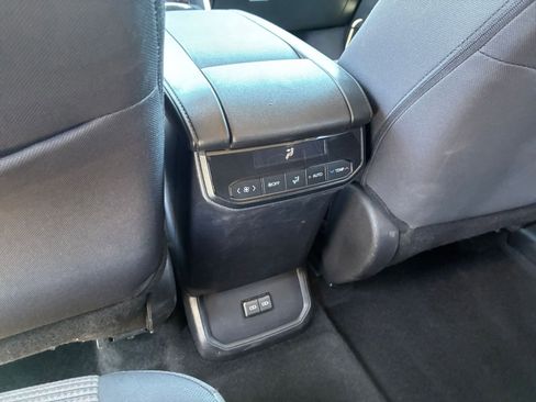 Used 2025 Toyota Highlander LE FWD image 24