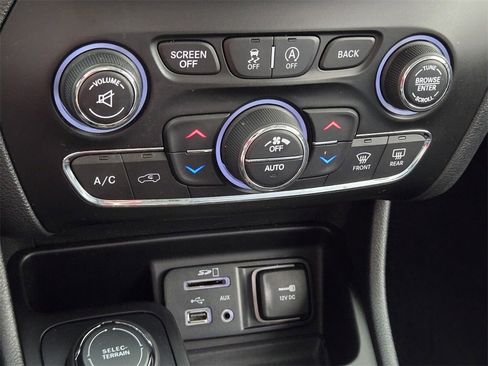 Used 2016 Jeep Cherokee Limited image 22