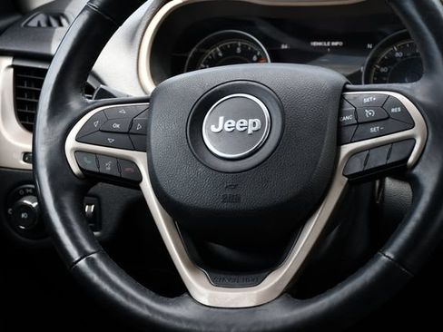 Used 2017 Jeep Cherokee Limited FWD image 23