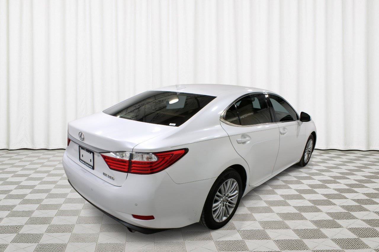Used 2015 Lexus ES 350 w/ Luxury Package FWD image 3