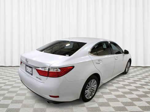 Used 2015 Lexus ES 350 w/ Luxury Package FWD image 3